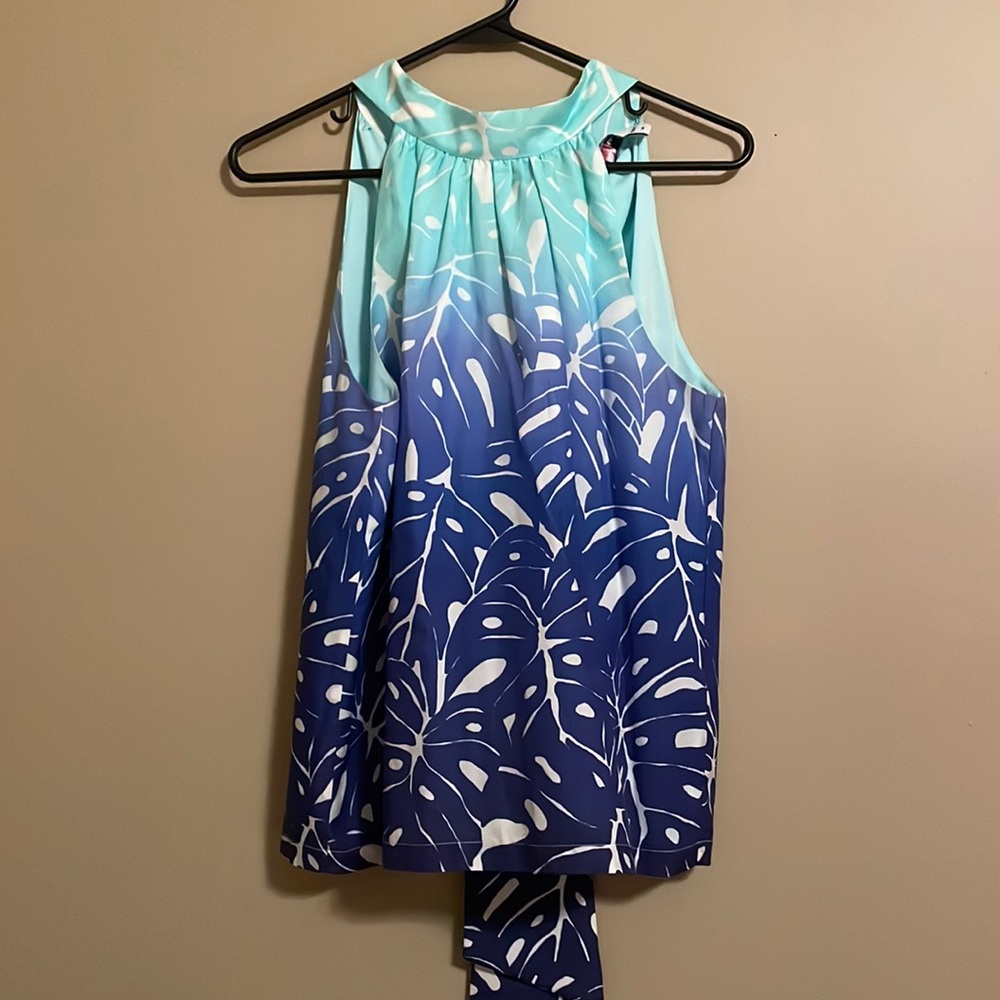 Vineyard Vines sleeveless top. Ties around neck in back with key hole opening